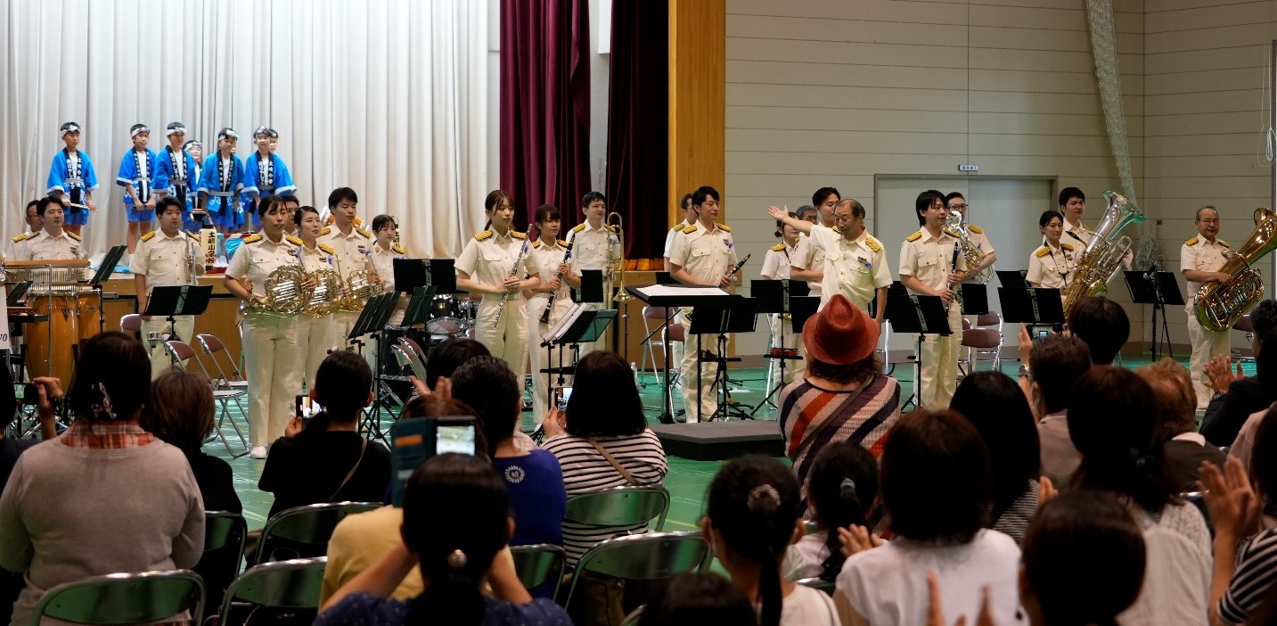 演奏後、総員起立している様子