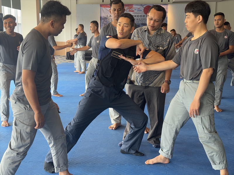 MCT member teaching arresting techniques