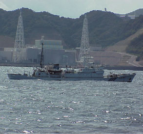 ���q�͔��d���̑O�ʊC��ɂČx���ɂ����鏄���D