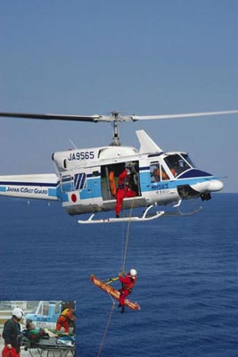 機動救難士による吊り上げ