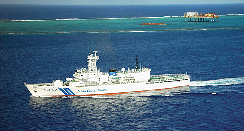 沖ノ鳥島周辺をしょう戒する巡視船