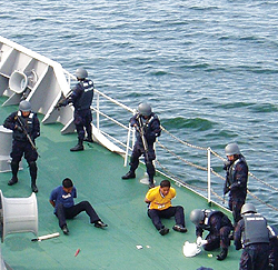 テロ対策訓練を行うフィリピンコーストガード職員