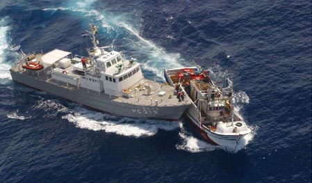 逃走する密漁船