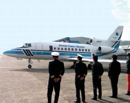 しょう戒のため出発する航空機