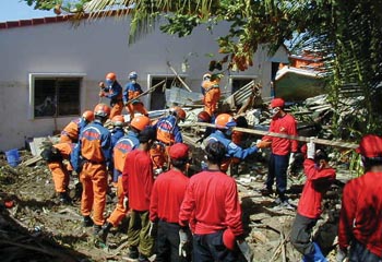 地元NGOと協力した捜索救助活動(タイ)