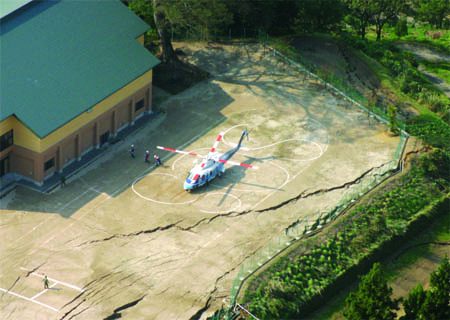 グラウンドに着陸したヘリコプター