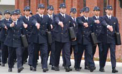 行進する海上保安大学校学生