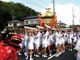 神輿を担ぐ学生たち