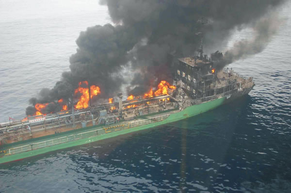 炎上する旭洋丸
