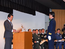 �O����b���ӏ���󂯎��C��ۈ����i���c���j