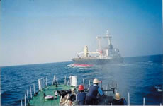 アロンドラ・レインボー号を追跡するインド沿岸警備隊巡視船