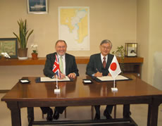 協力文書に署名する両海洋情報部長