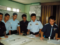 �t�B���s�����݌x�����Ƃ̍����{���~���P��