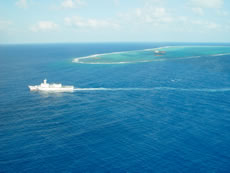 沖ノ鳥島周辺をしょう戒する巡視船「せっつ」