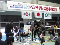 ベンチプレス選手権の様子