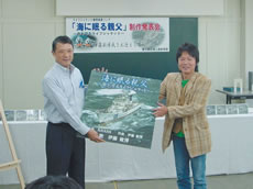 制作発表会の様子(右が伊藤敏博氏)