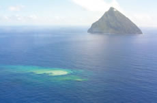 福徳岡ノ場の変色水(平成18年)後方は南硫黄島