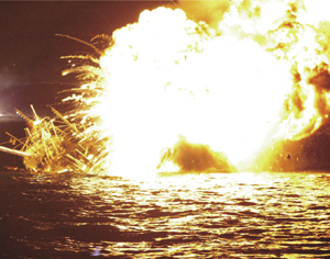 爆発炎上する船舶