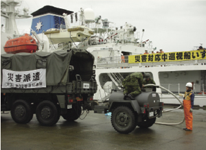 給水活動を行う巡視船「いず」