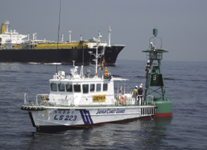 新設された浦賀水道航路第5号灯浮標