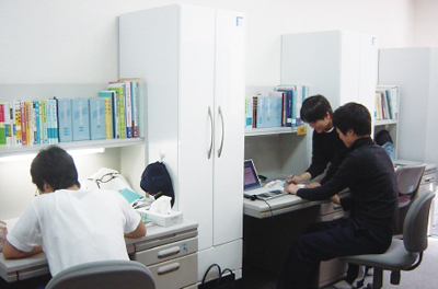 �������i���K���j