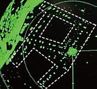 �u���[�_�[�f���v�̂�ԋ��̊O���ɐݒu���ꂽ���[�_�[���ˊ�̉f���i���F�j�����j