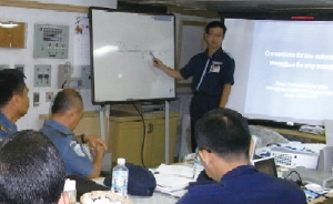 �C���h�l�V�A�֖@���s����̐��Ƃ�h���j