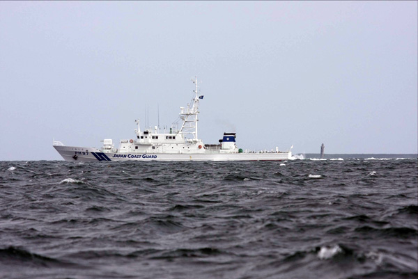 根室沖をしょう戒中の巡視船と貝殻島灯台