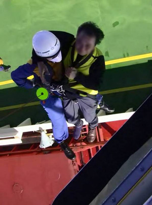 �����҂��w���R�v�^�[�ɒ݂�グ