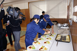 手際よく盛り付けを進める主計科職員