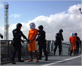 護衛艦上における海賊身柄移送訓練(ジブチ港)