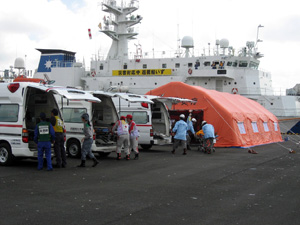 �֌W�@�ւƂ̍����h�ЌP���̗l�q