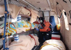 病院間搬送中にDMATと協力し機内で処置を行う救急救命士(平成23年3月20日、福島県相馬市)