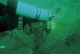 津波により水没した車両付近の行方不明者を捜索する特殊救難隊員(平成23年5月1日、岩手県大槌漁港)