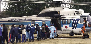 中学校校庭に緊急救援物資を届ける海上保安庁ヘリコプター(平成23年3月20日、宮城県南三陸町)