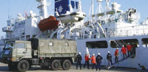 救援物資を輸送し、自衛隊トラックに引き継ぐ巡視船(平成23年3月19日、宮城県仙台塩釜港)
