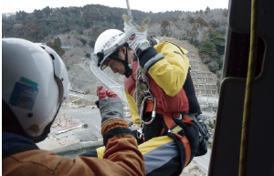 ヘリコプターから機動救難士が降下して、孤立避難所を調査(3月25日、宮城県牡鹿半島等)