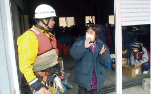 ヘリコプターから機動救難士が降下して、孤立避難所を調査(3月25日、宮城県牡鹿半島等)