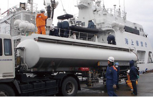 福島県の依頼により、巡視船搭載の軽油40klを提供(3月22日、福島県小名浜港)