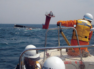 搭載艇で接近中の状況