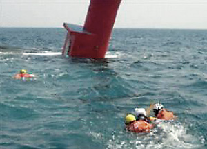 泳いで接近する特殊救難隊員