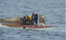 �]�����D�𒲍����Ă���l�q