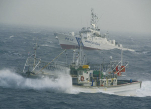 �r�V���ɂ����ĊO�����D��ǐՂ��鏄���D