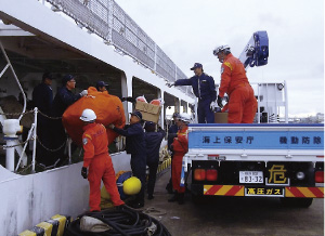 巡視船に救援物資を積み込む海上保安官