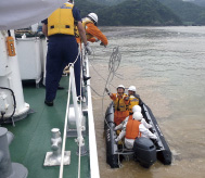 巡視艇のゴムボートで警察官を搬送