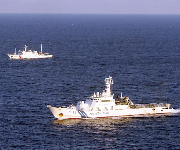 中国公船(左)を監視警戒する巡視船(右)