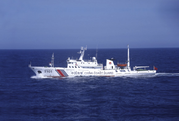 領海に侵入した海警2101