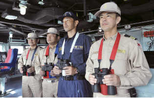 ��q�͂ɓ��悵�Ă���C��ۈ����i�E����2�l�ځj