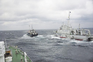 ��B�����C��ɂ����ē�������O�����D��ǐՂ��鏄���D