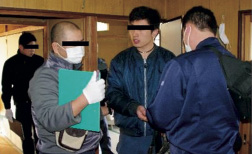 ������ɂ����钆���l��g���E���̏�